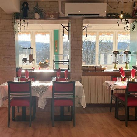 Hotel Le Pommeil Guéret Екстериор снимка