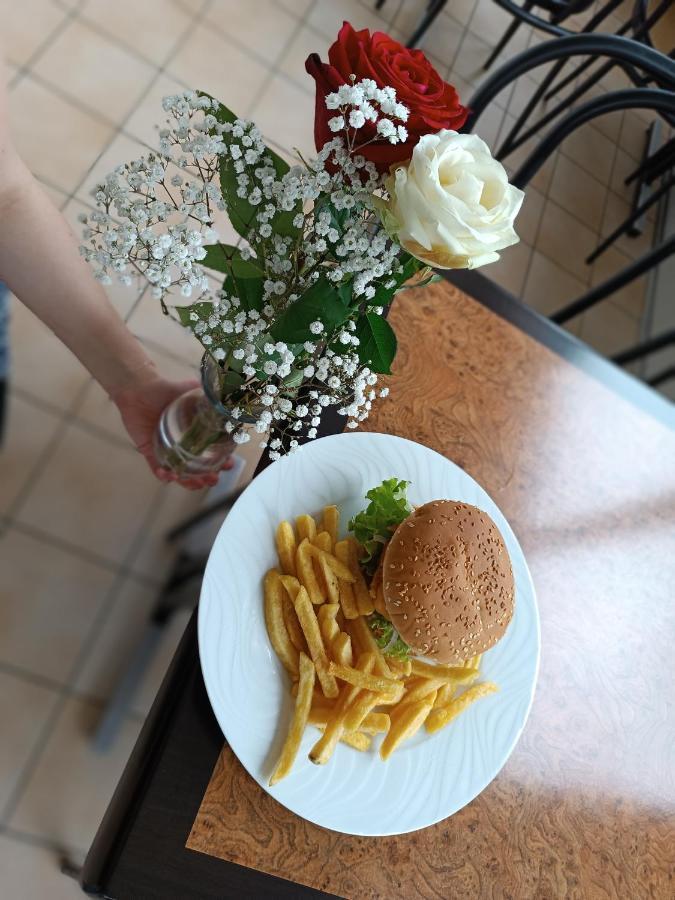 Hotel Le Pommeil Guéret Екстериор снимка
