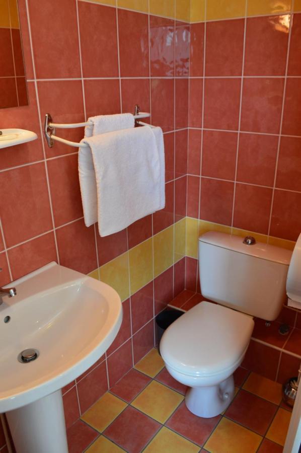 Hotel Le Pommeil Guéret Екстериор снимка